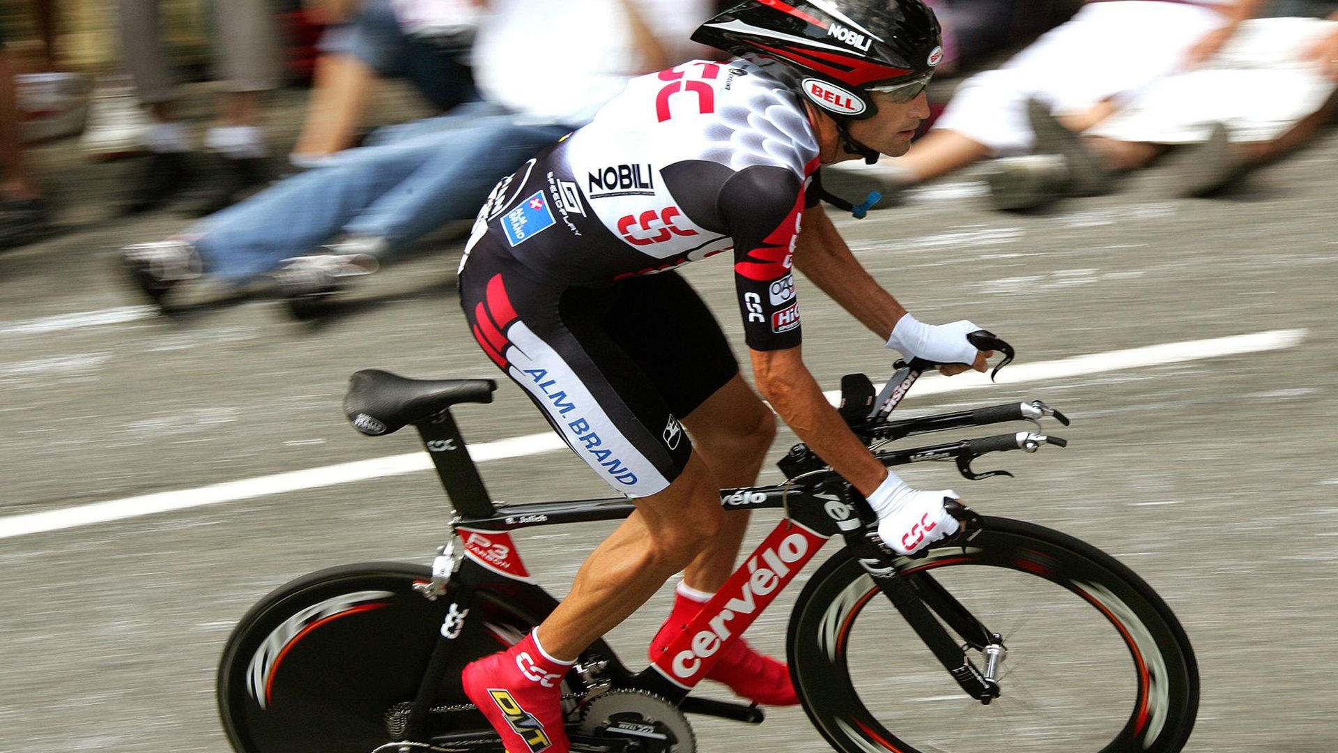 红牛内战，维斯塔潘统治全场，一队鏖战二队展露王者锋芒